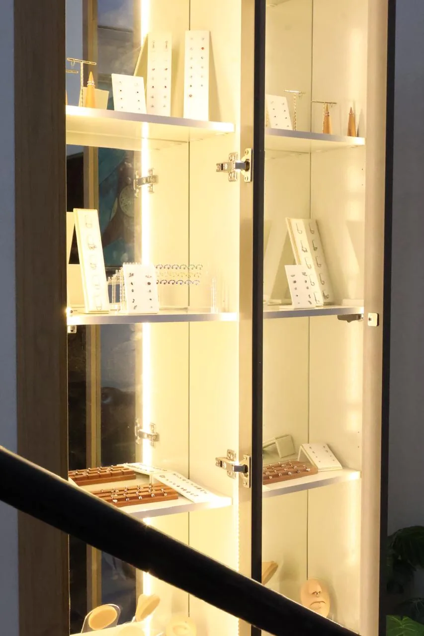 Vitrine iluminada com joias para piercing