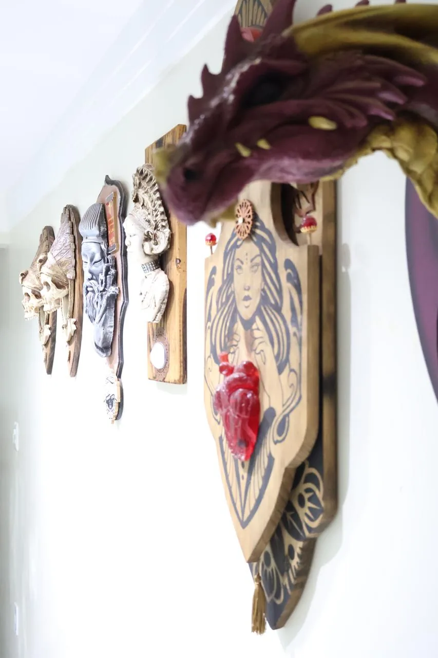 Máscaras e esculturas decorativas na parede branca